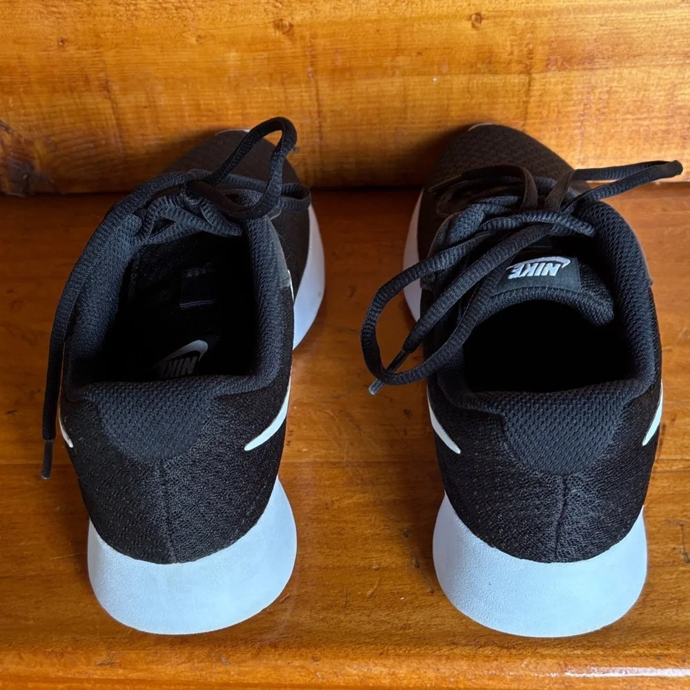 Nike Women's Black and White Tanjun - Picture 4 of 5